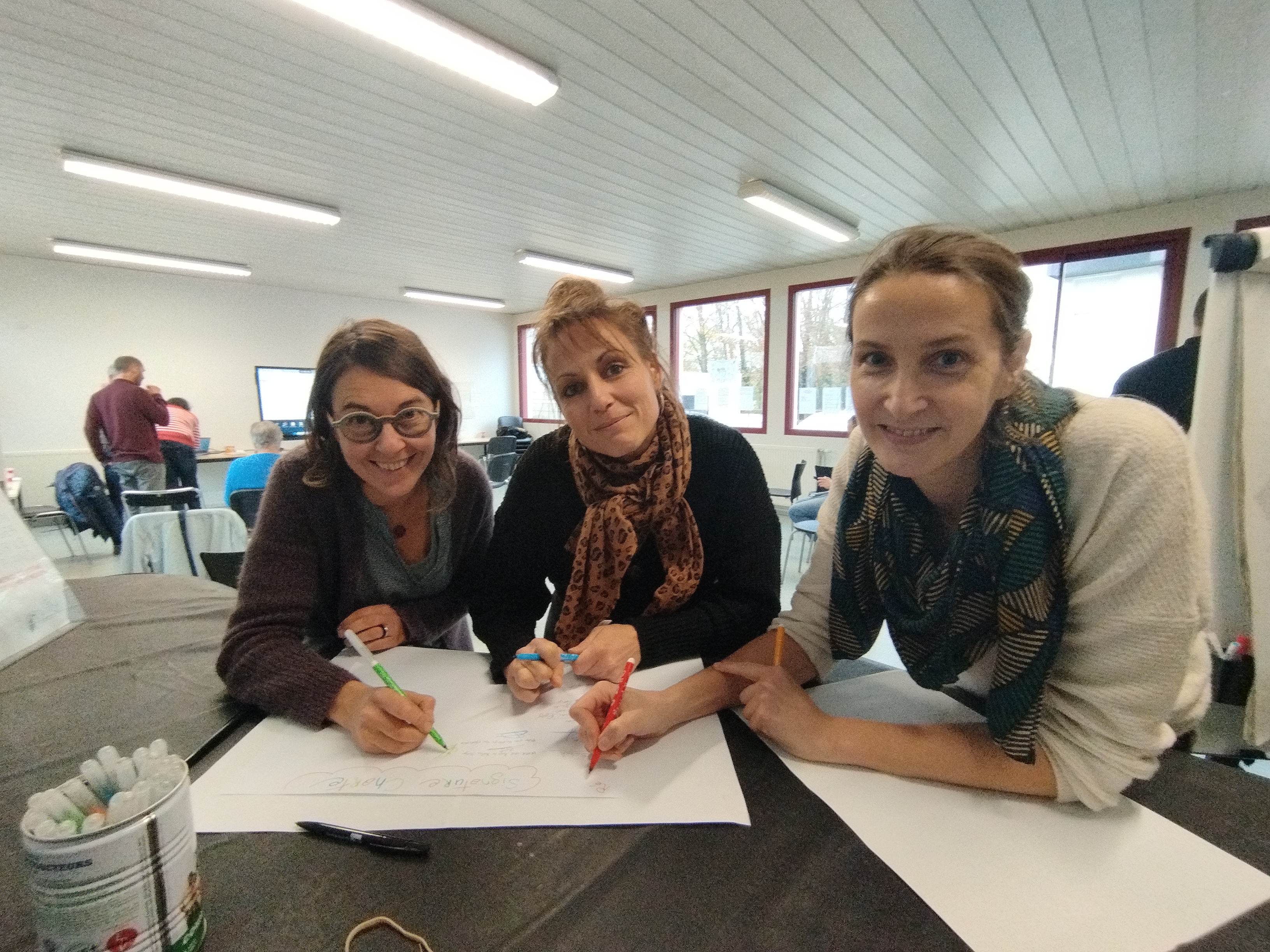 Géraldine Gabillet de l'Ulamir-CPIE, Eliane Le Duff du Pôle Ess du Pays de Morlaix et Elodie Potin du Résam signent la charte.