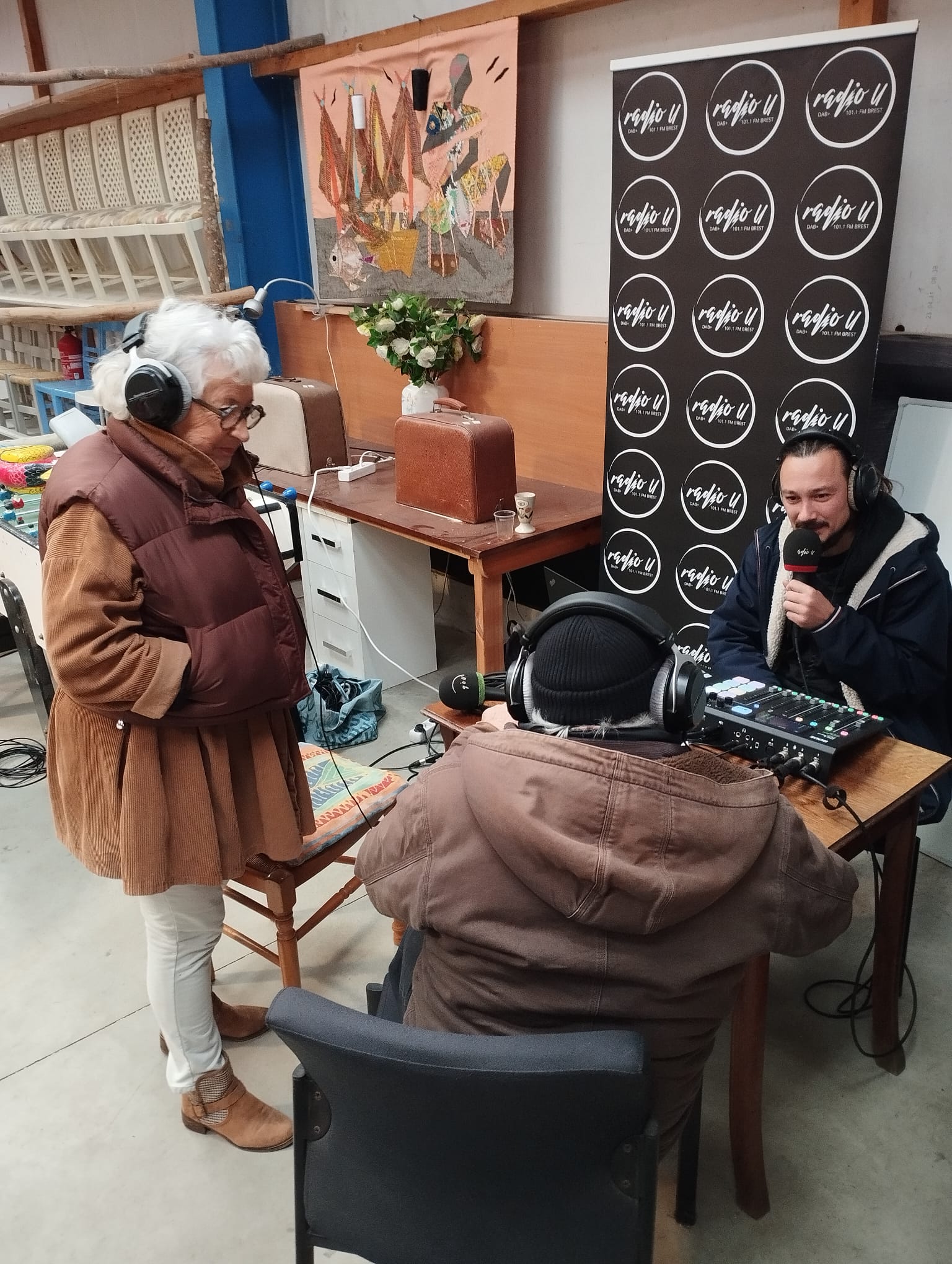 Radio U- Morlaix a installé un plateau et a mené des interviews l'après-midi. Ici avec les membres de Amnesty International