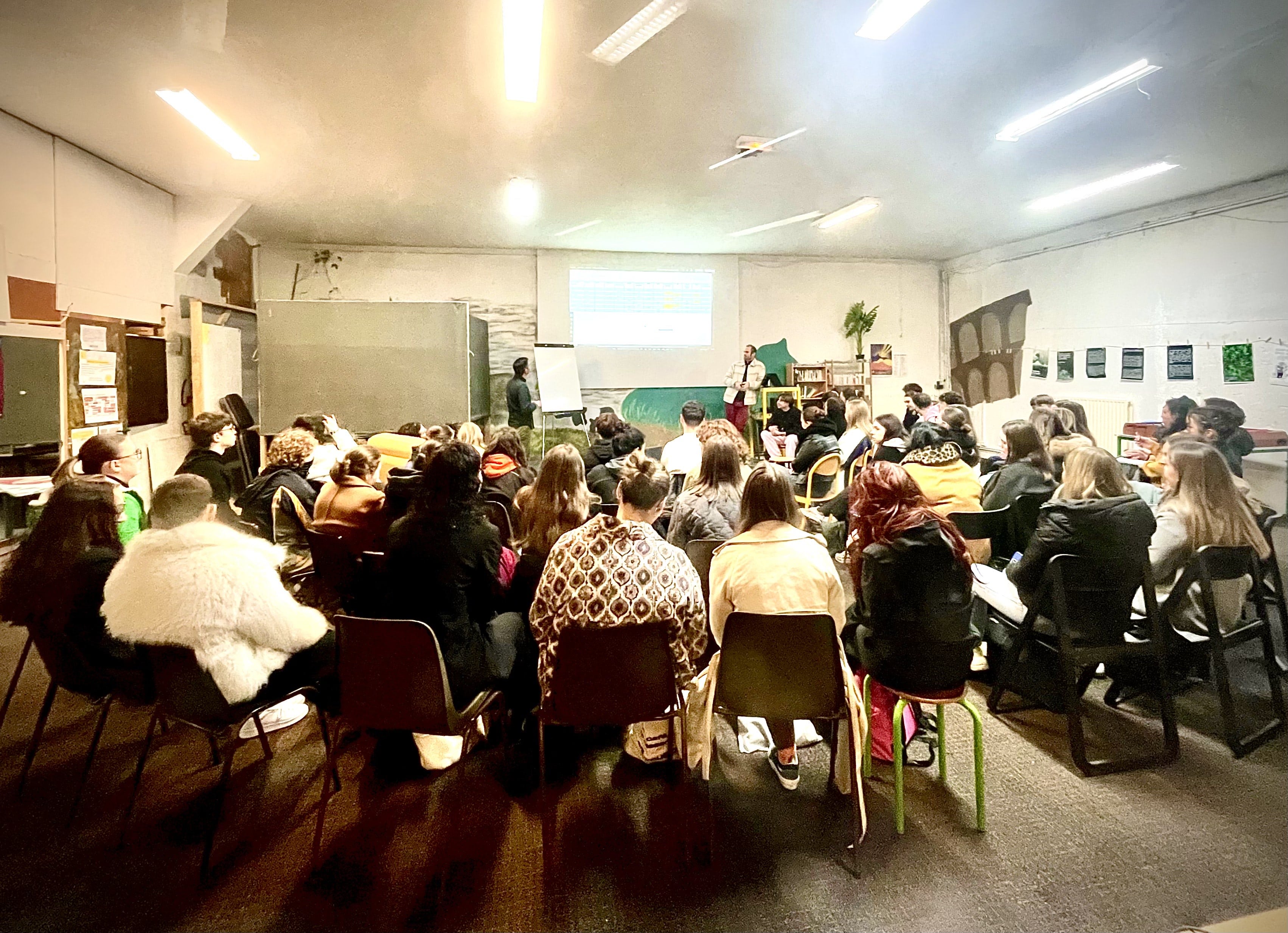 Une cinquantaine d'étudiant·es étaient réuni·es dans l'Espace Libre du 2D pour le lancement de la journée de mardi. Objectif de la journée : rencontrer un maximum de structures du territoire.