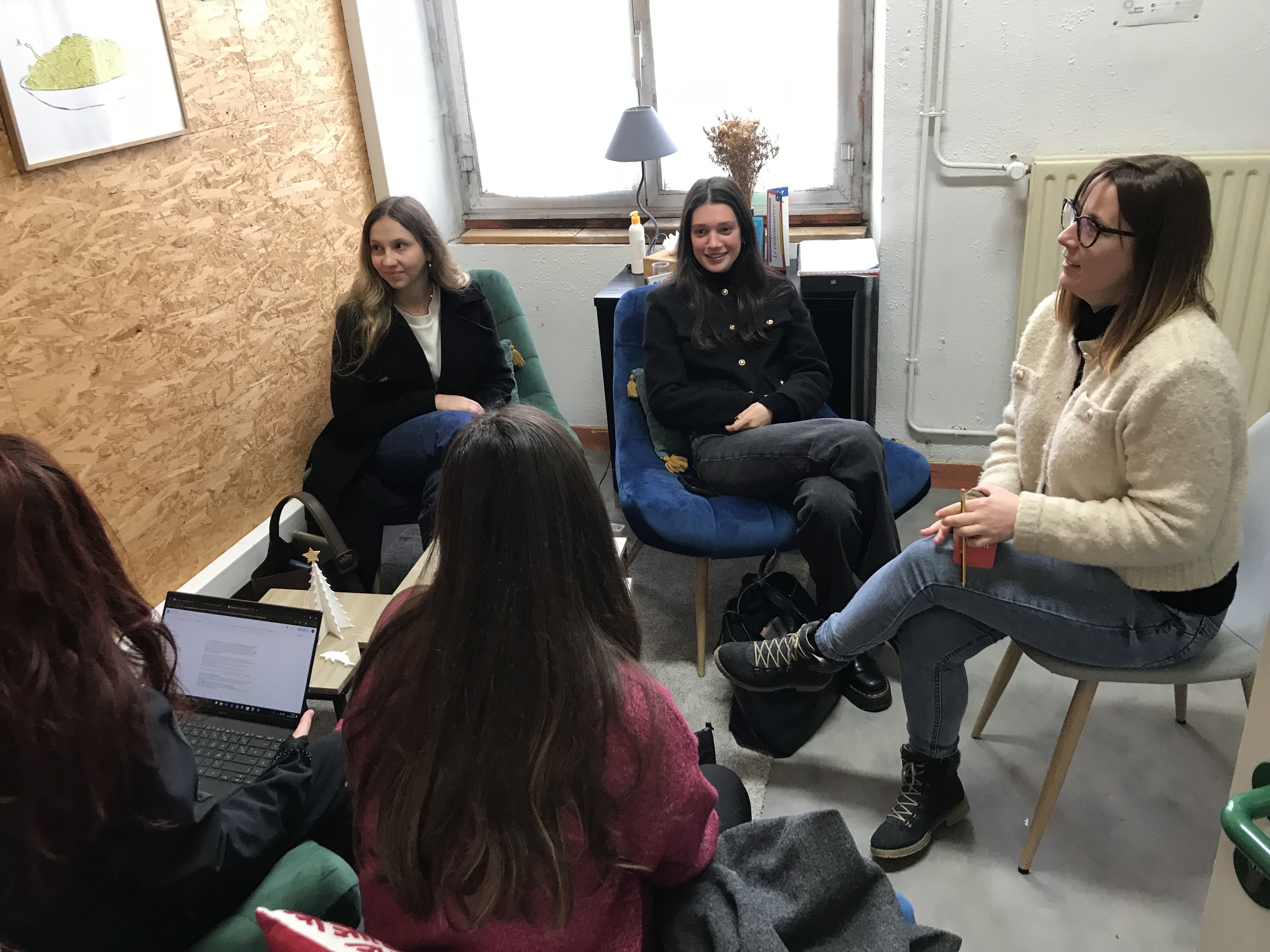 Les équipes d'étudiant·es rencontrent les structures du territoire qui feront partie du jeu de piste. Ici au PAEJ.