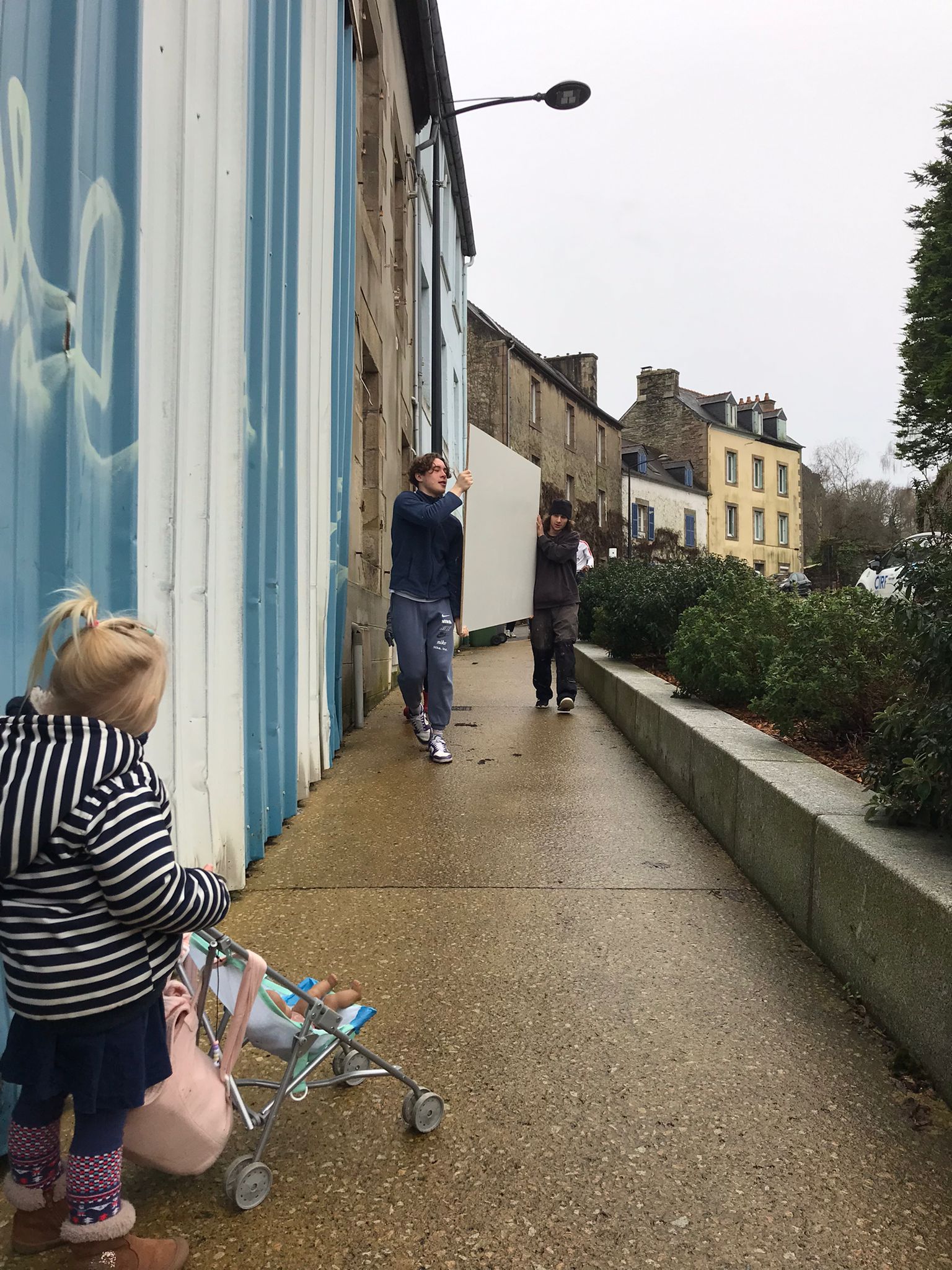 Sous le regard admiratif des plus jeunes.